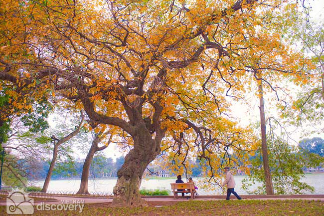 Hoan Kiem Lake in Hanoi in Autumn - CheapAsiaTours.com