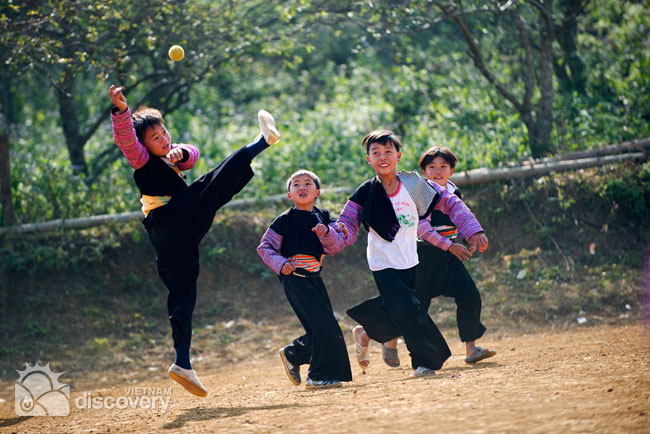 Children playing in H'mong Holiday - Vietnam ethnic groups