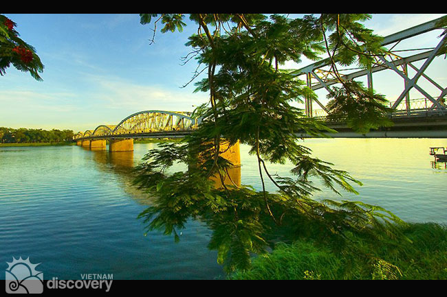 Perfume River and Truong Tien Bridge in Hue City - Hue City Tour