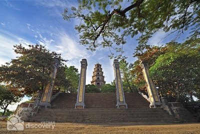 Gateway to Thien Mu Pagoda - Hue City Tours