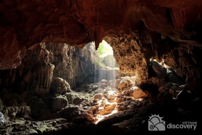Raylight in Thien Cung Cave - Halong tour