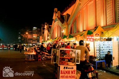 Dong Xuan Market at night - Hanoi City Tour