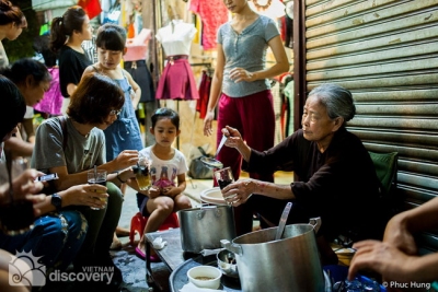 Street food in Dong Xuan Night Market - Hanoi Food Tour