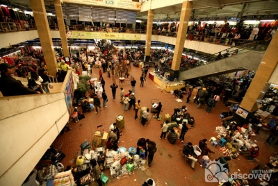 Bustling Dong Xuan Market in Hanoi - Hanoi Vietnam Tour