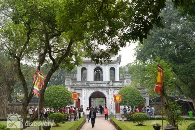 Entrance to the Temple of Literature - Hanoi city tour