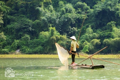 Fish catching in Ba Be Lake in Bac Kan - Day trips from Hanoi