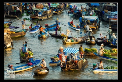 The hustle of floating market in Mekong Delta Tour