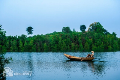 Rowing boat on Thac Ba Lake - North Vietnam Tours