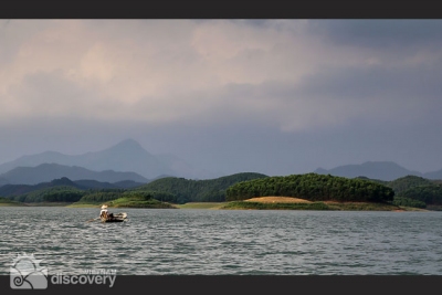 Local rowing boat on Thac Ba Reservoir - Short trip from Hanoi