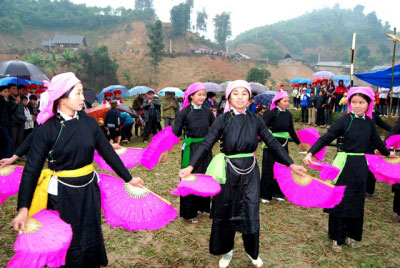 Xoe dance of Tay people in Lao Cai - Vietnam ethnic culture tour