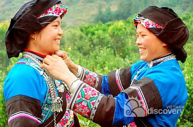 Clothing of Bo Y ethnic people in Ha Giang - Vietnam northern tour