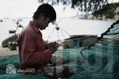 Bai Xep beach boy fishing net - Vietnam beach tour