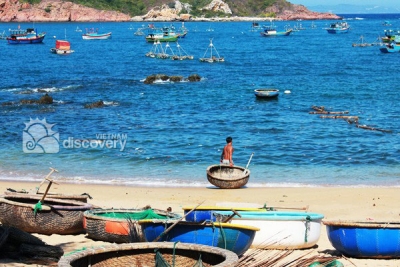 Local life of fishermen in Bai Xep beach - Vietnam beach tour