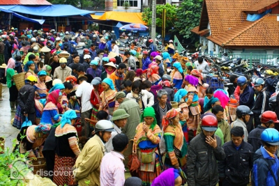 Bustling colorful Bac Ha Market in Lao Cai - Sapa Tours