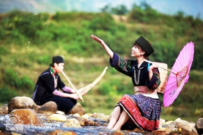 Happy ethnic couple in Sapa - Sapa tours