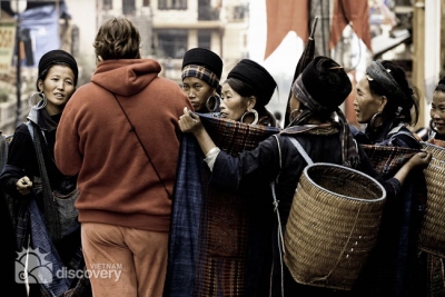 Foreign visitor shopping for brocatelle in Sapa Village - Sapa Tour