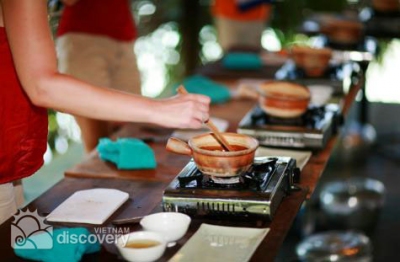 Making fish in claypot at cooking class in Hoi An tour
