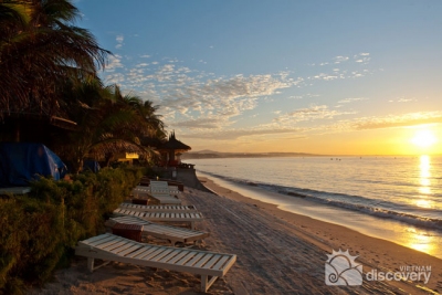 Admiring the charming sunrise on Mui Ne Beach - Travel to Mui Ne