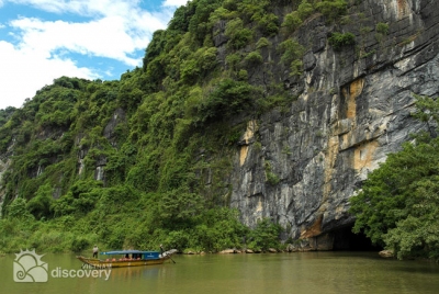 Rowing boat to reach Phong Nha Cave - Vietnam central tours