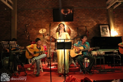 Live music in a cafe shop in Hoi An - tours from Hoi An