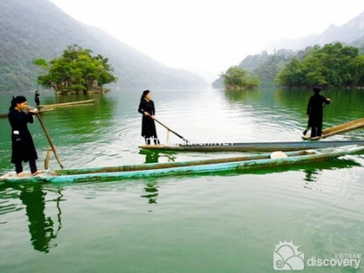 Tay people rowing on Ba Be Lake - Vietnam tours