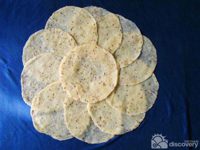 Cocnut milk crackers in Ben Tre - Vietnam Gourmet tour