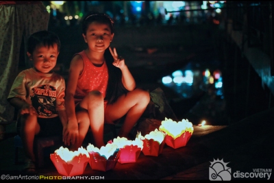 Paper boat candle sellers along Thu Bon River - Things to do in Hoi An