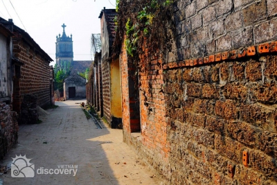 Narrow lane in Duong Lam Ancient Village - Things to do in Hanoi