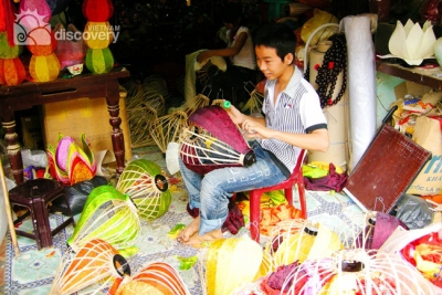 Local making lanterns in Hoi An - Hoi An city tour
