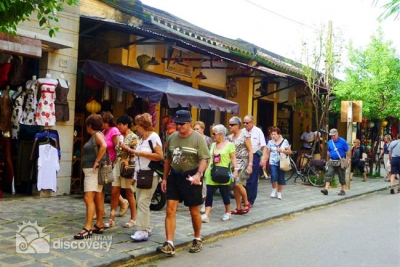 Russian tourists travel to Hoi An - Vietnam tours