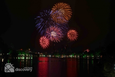 Fireworks shows in Hoan Kiem Lake - travel to Vietnam