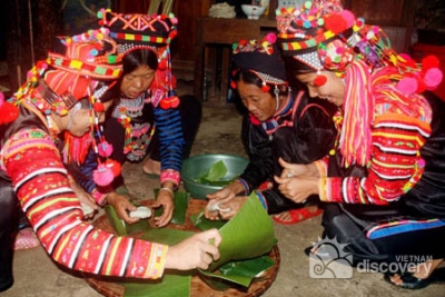Making round cake for Ha Nhi traditional Tet - Vietnam ethnic tour