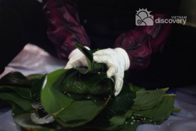 Wrapping Chung Cake Tranh Khuc - Traveling to Vietnam on Tet