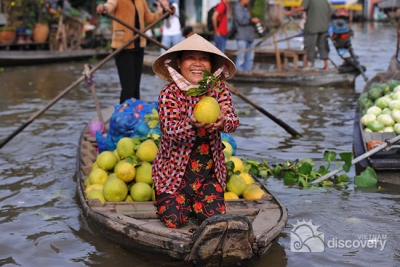 Friendly local buyer at Nga Nam floating market - mekong delta tour vietnam