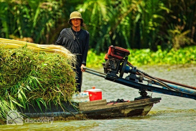 Local with his daily work on Saigon River - tour from Ho Chi Minh City by speedboat