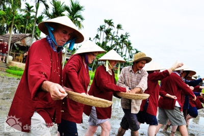 Foreign tourist to experience farming activitie - Hoi An day tour in the countryside