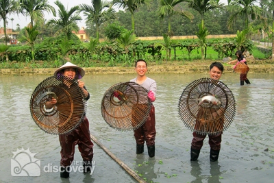 Catching fish in Yen Duc Village - Farming tours from Hanoi