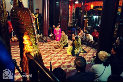 Enjoying traditional Vietnamese art of Ca Tru performance - Hanoi city tour