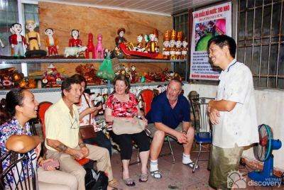 Artisan Liem talking about water puppets - Hanoi day tour