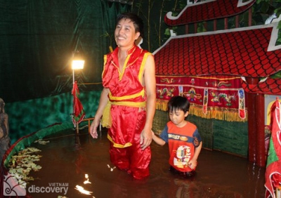 Artisan Phan Thanh Liem and his son - Puppetry tour in Hanoi
