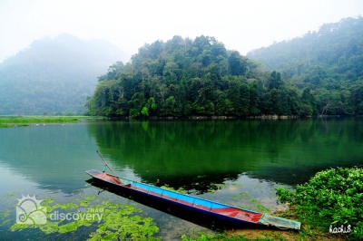 Silent boat on Ba Be Lake - Vietnam Northwest Tour from Hanoi